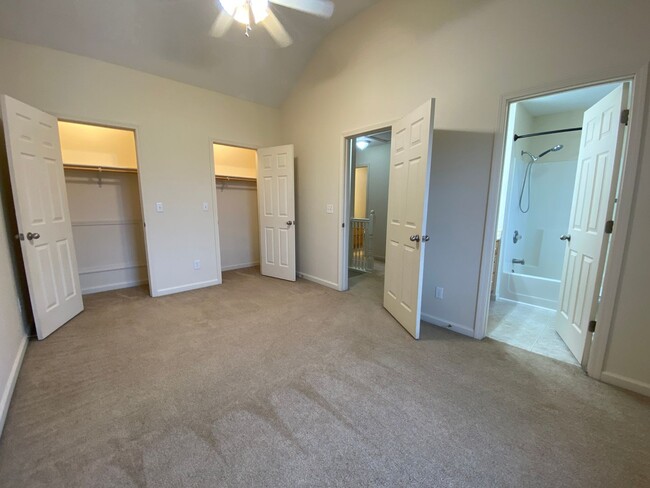 Building Photo - Beautiful 3 bedroom, 2.5 bathroom duplex l...