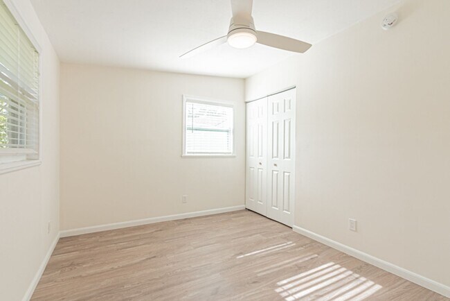 Building Photo - Annual Rental – Pet-Friendly Charming Napl...