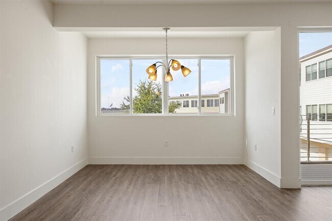 Building Photo - 604 N Bluff Dr