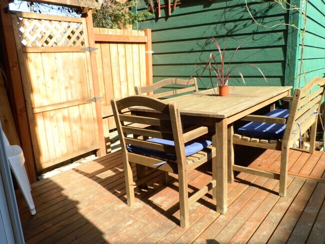 Building Photo - 208 27th Ave E