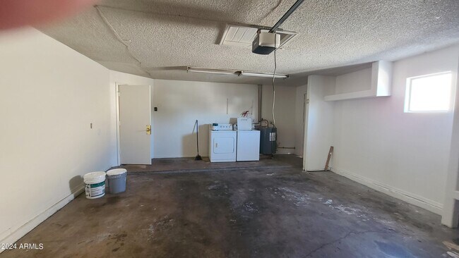 Building Photo - 6111 W Cambridge Ave