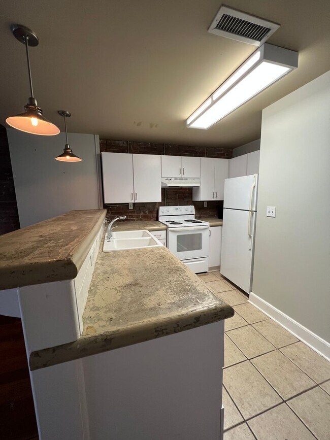 Building Photo - Studio loft in a Great downtown location