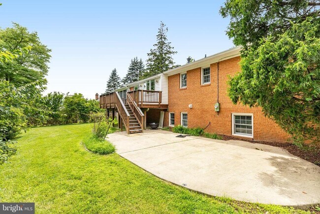 Building Photo - 1023 Westbriar Dr NE