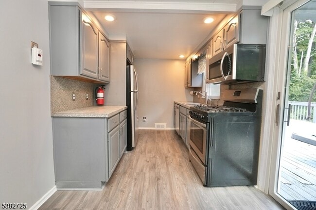 Building Photo - 25 Glenview Dr