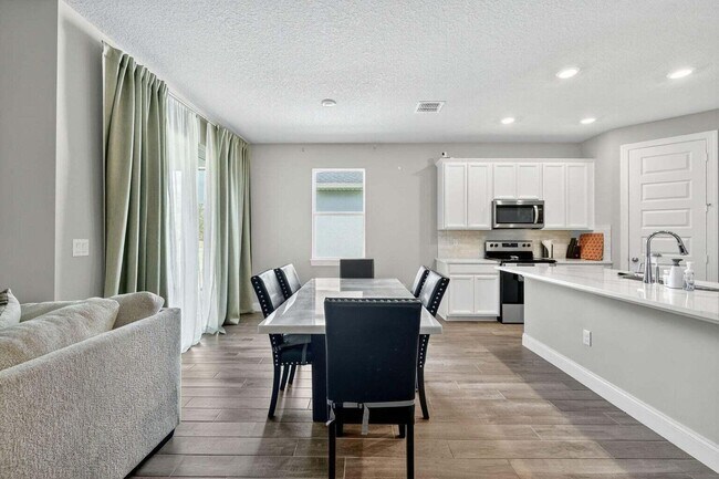 Building Photo - 6544 Cloverdale Ave