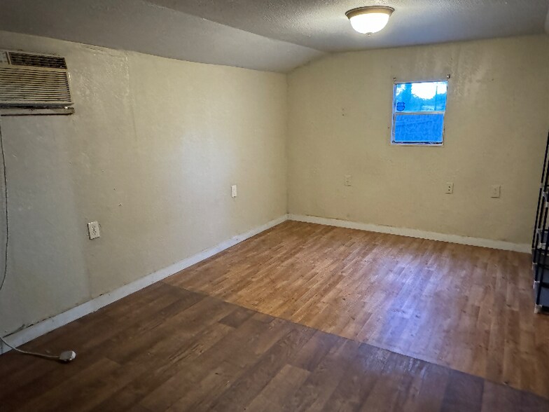 Building Photo - 12513 4 Oaks Rd