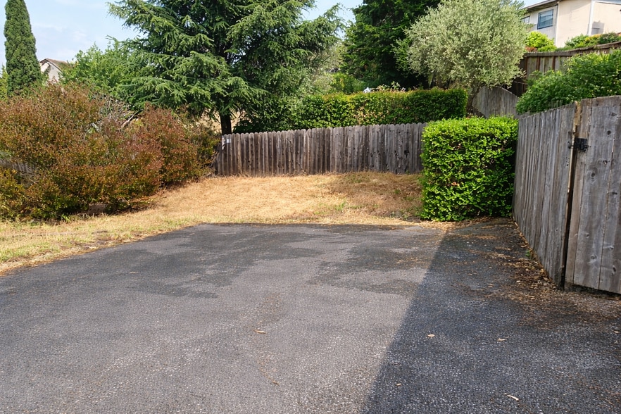 On-site parking - 1111 North Rd