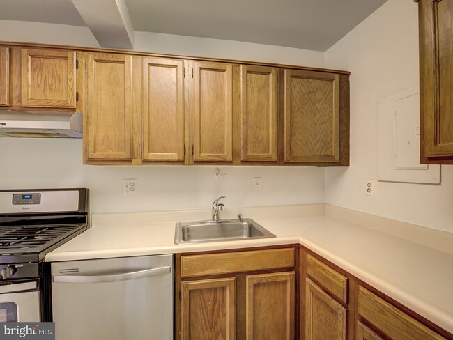 Building Photo - 200 N Maple Ave