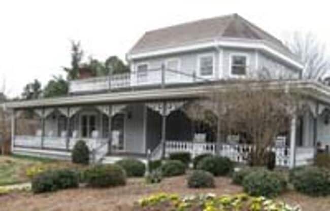 Building Photo - Lovely Townhouse in Finley Forest