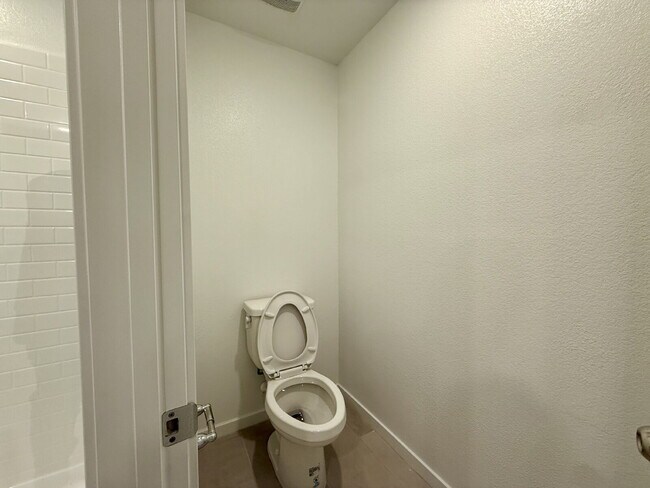 Building Photo - 3 BED 2.5 BATH 2 BALCONY 2 CAR GARAGE TOWNHOUSE IN HENDERSON FOR RENT!!