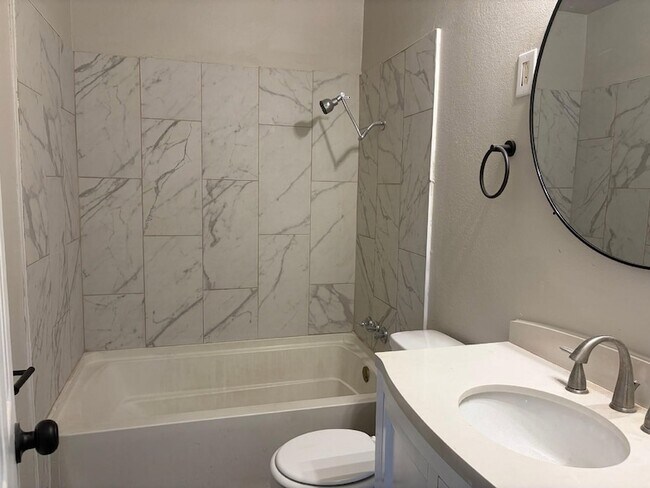 Building Photo - 5402 Lyndhurst Dr