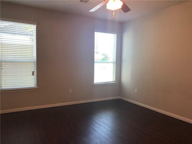 Building Photo - 1704 Willow Vista