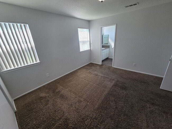 Building Photo - ONTARIO, single family home. Large fenced yard