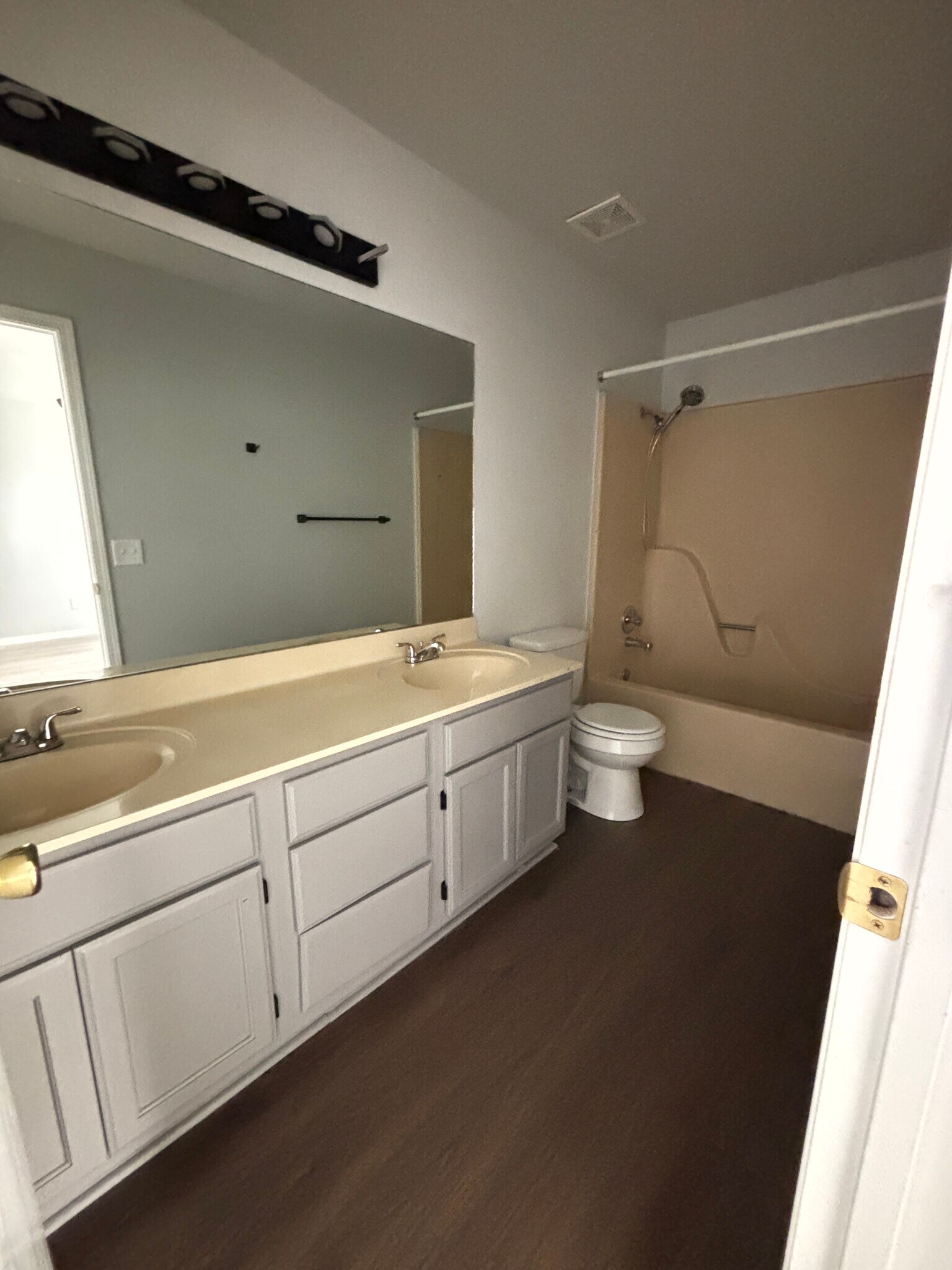 Building Photo - 2839 Adrian Ave