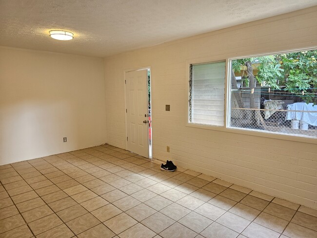 Building Photo - Spacious 3-Beds, 2-Bath Apartment. Back unit