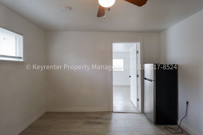 Building Photo - 732 N Victor Ave