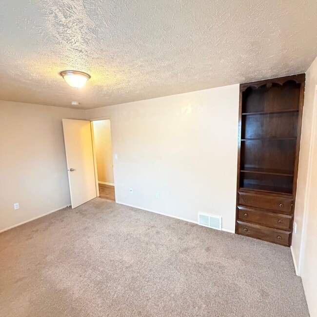 Building Photo - 906 Summit Dr