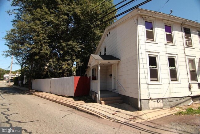 Building Photo - 266 Manatawny St