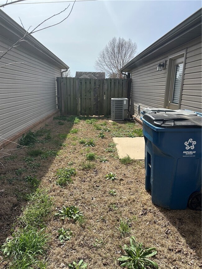 Building Photo - 3903 S W Capstone Ave