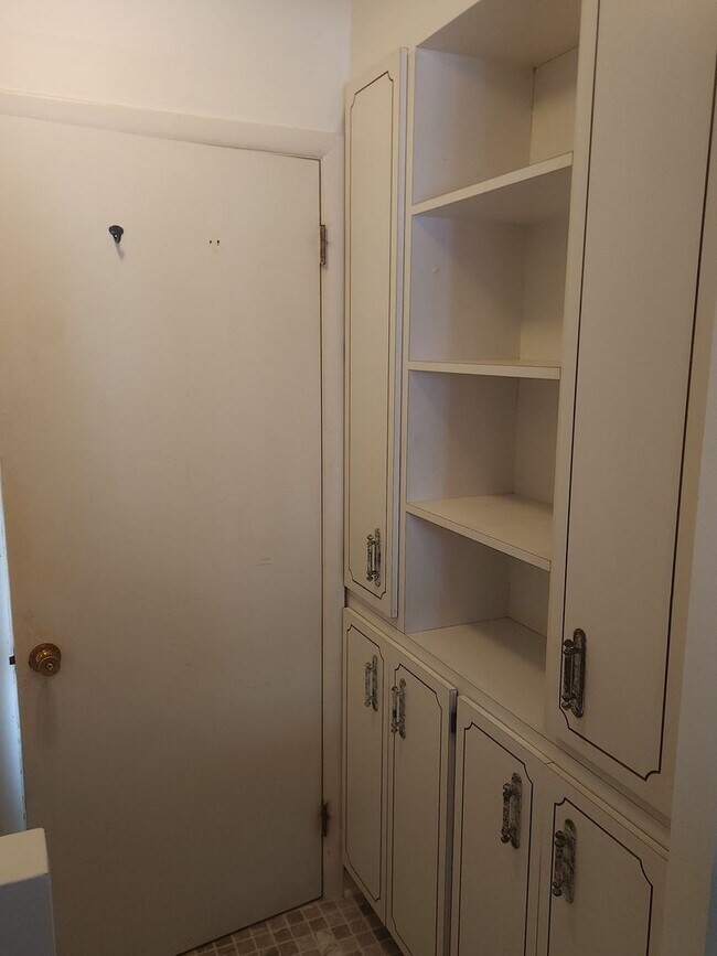 Building Photo - Recently Renovated - 3 bedroom 2 bathroom ...