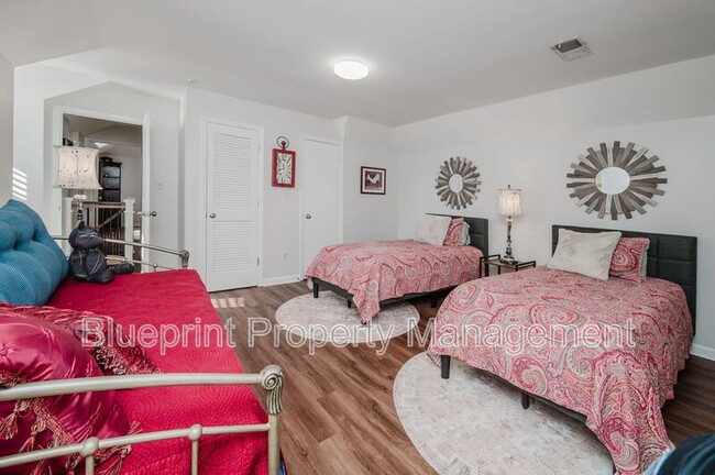 Building Photo - 5012 Wendover Dr