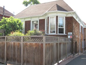 Building Photo - COMING SOON-Spacious 5bdr/3bath units available for a lease ending May 30. Building is located at...