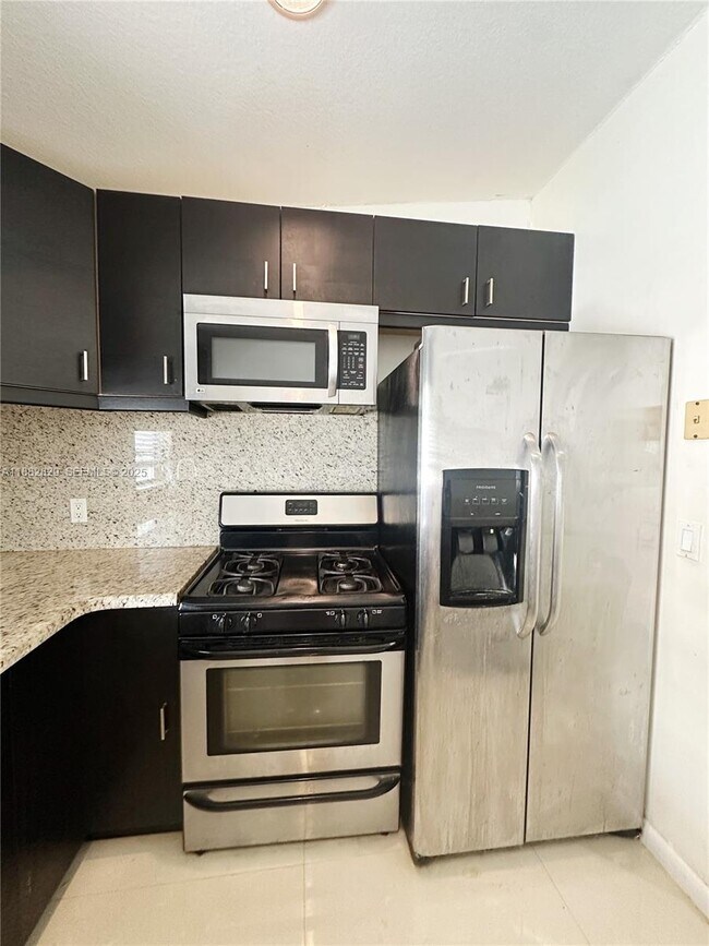 Building Photo - 313 Hendricks Isle