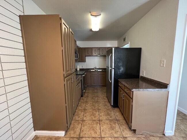 Building Photo - Rent Ready GATED 1BD/1BA. FRESH PAINT & ST...