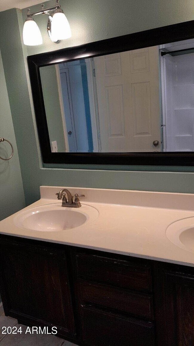 Building Photo - 3529 E Palm Ln