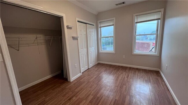 Building Photo - 10 St Mary St