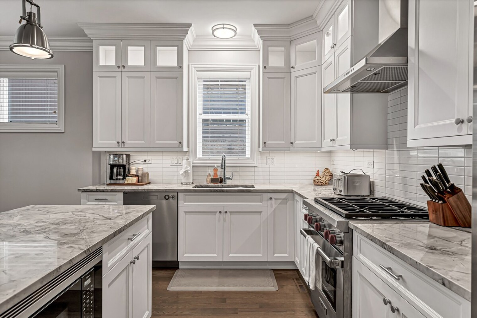 Building Photo - 3814N N Kenmore Ave