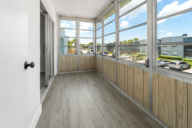 Building Photo - 938 Normandy Trail
