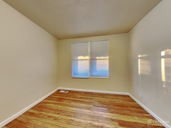 Building Photo - 1316 W 9th St