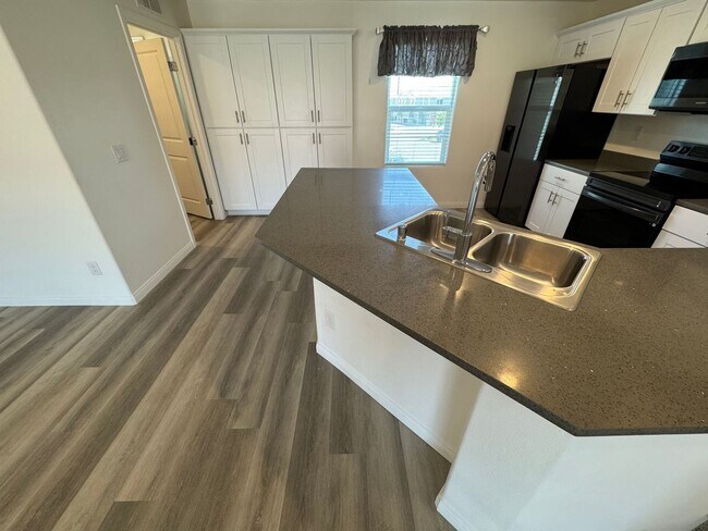 Building Photo - BEAUTIFUL 3 BEDROOM 3 BATH TRI-LEVEL HOME ...