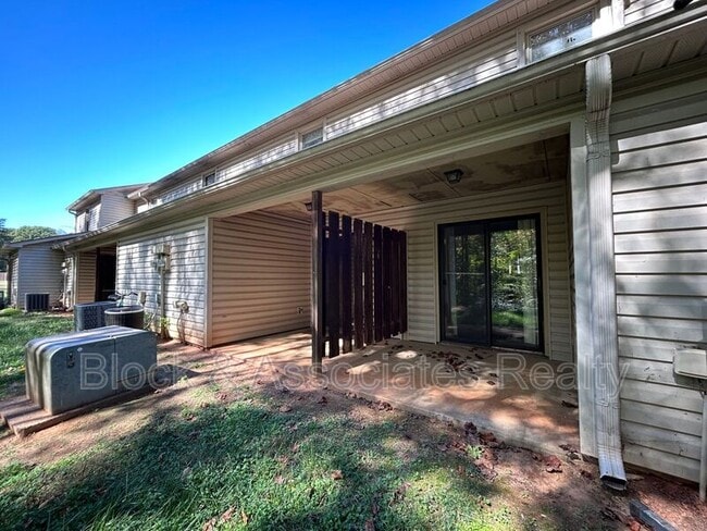 Building Photo - 802 Timberline Dr SE