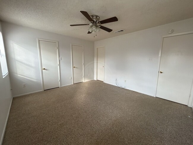 Building Photo - **2 WEEK FREE RENT***3103 Thoroughbred, Ki...