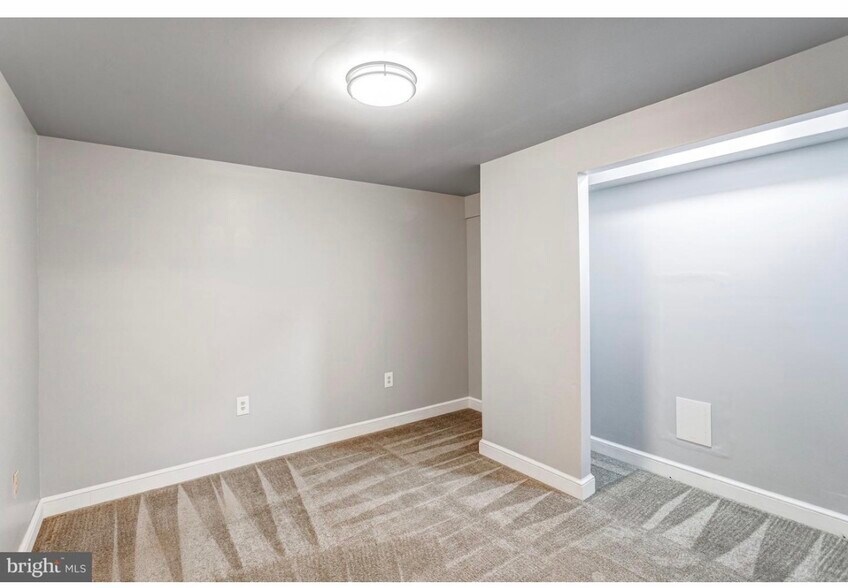 Building Photo - 15242 Streamside Ct