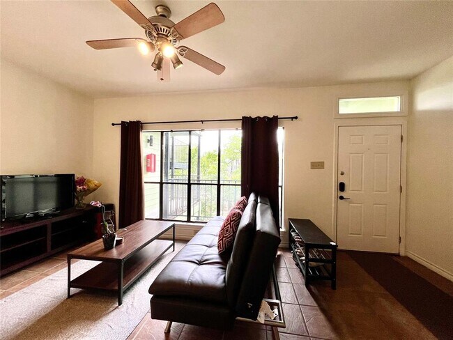 Building Photo - 1006 1/2 W 22nd St