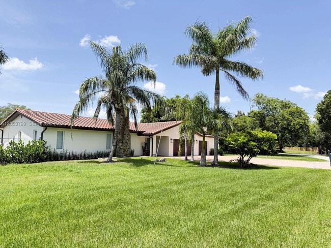 Building Photo - 10950 SW 40 Ct
