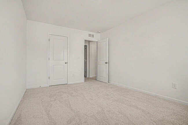 Building Photo - Brand-New Townhome Living in Raleigh!