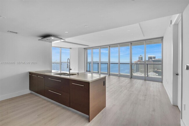 Building Photo - 495 Brickell Ave