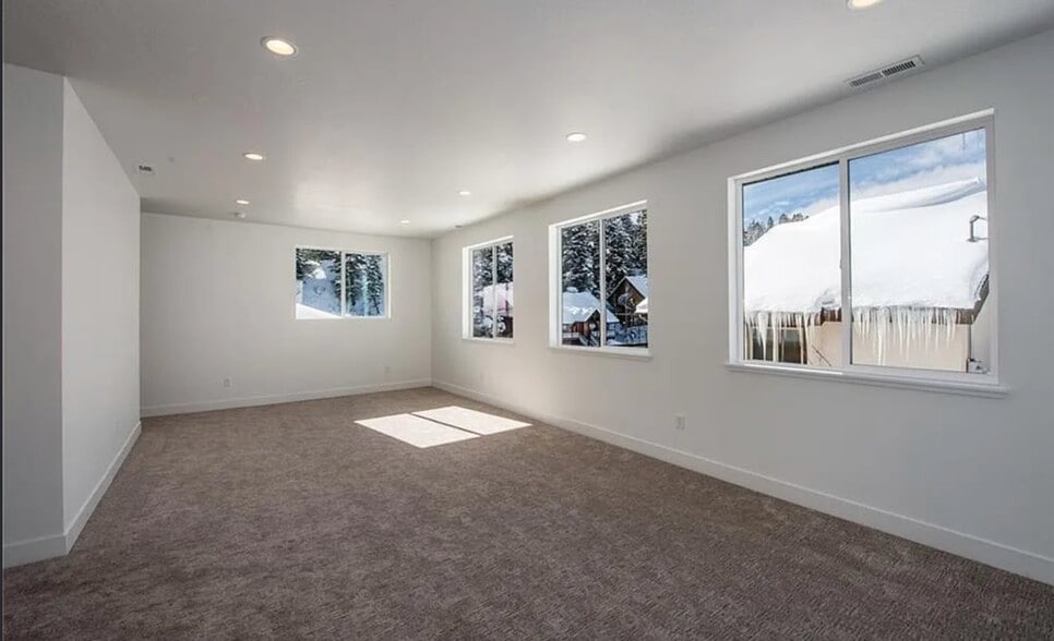 Building Photo - 570 Aspen Dr