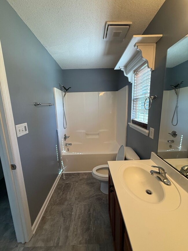 Building Photo - 3 bedroom, 2 bath House