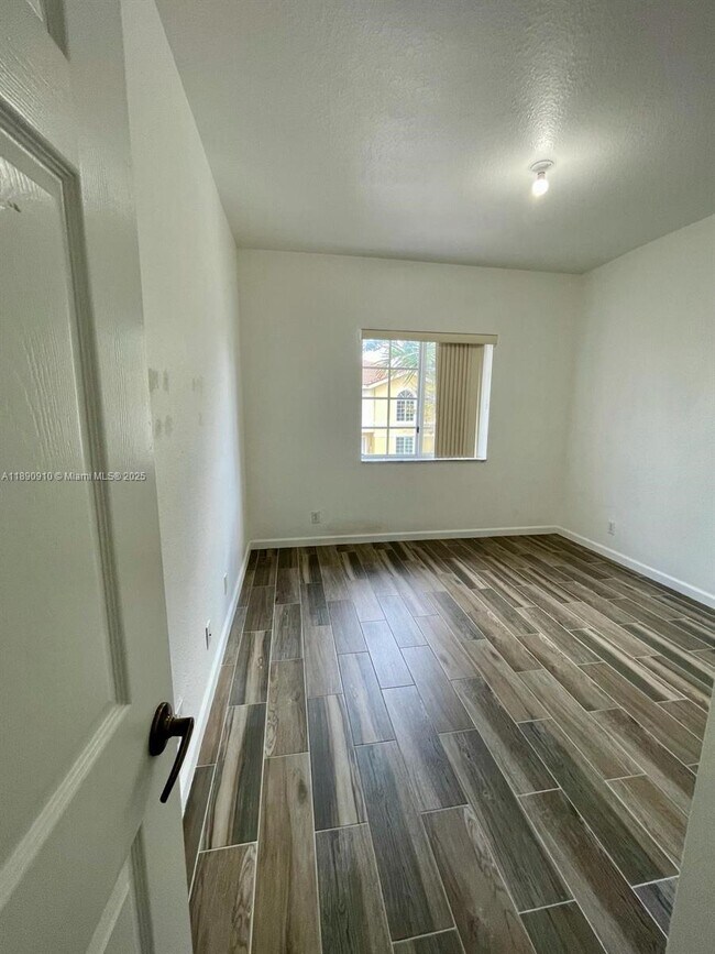 Building Photo - 5347 SW 40th Ave