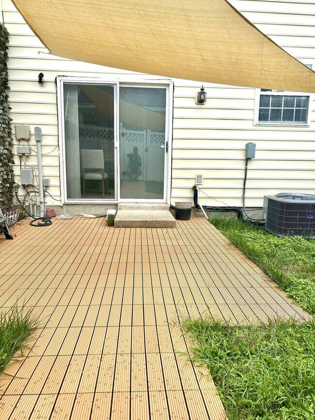 Building Photo - **UPDATED END-UNIT LENOX VILLAGE TOWNHOME ...