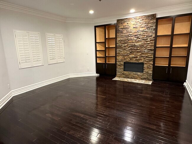 Building Photo - 850 N Croft Ave