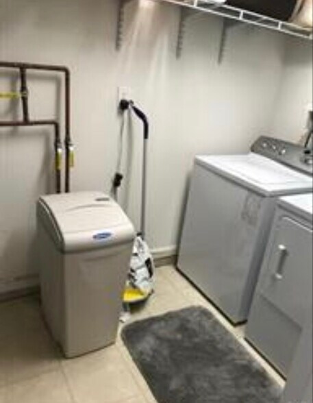 Building Photo - 8482 Putnam Ct