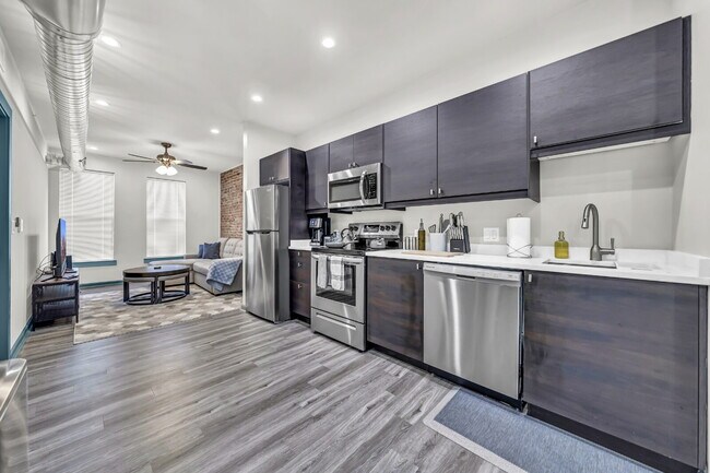 Building Photo - Furnished 2-Bedroom, 2-Bath Apartment near the Medical Campus