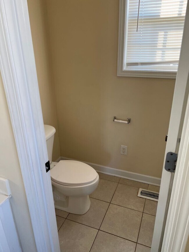 Building Photo - Jack Britt School District! 5br, 2.5 ba