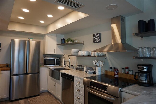 Building Photo - 534 Pinellas Bayway S